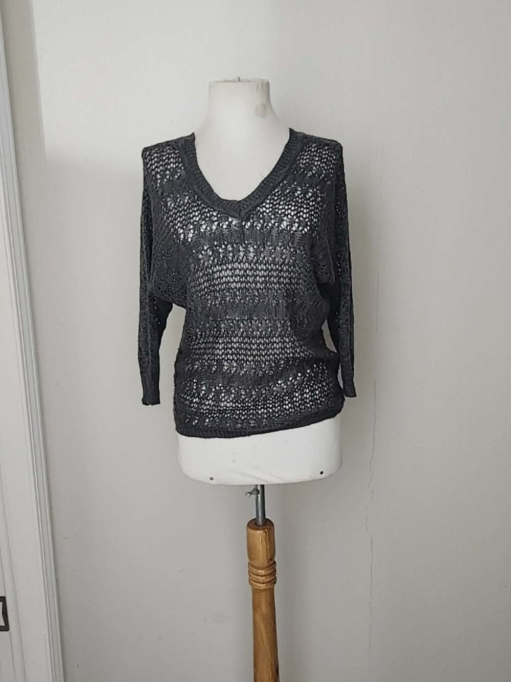 Crochet/knit, grey sweater 3/4 sleeve M fits mote like S